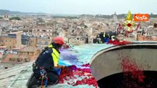 Pioggia di petali di rose al Pantheon per la Pentecoste, il video dei Vigili del Fuoco del 2024