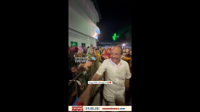 കുഞ്ഞാപ്പ...കുഞ്ഞാലിക്കുട്ടിയേ...; ഒടുവിൽ കുരുന്നിന്റെ വിളി കേട്ടു കൈ കൊടുത്ത് പി.കെ. കുഞ്ഞാലിക്കു