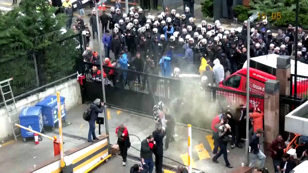 Turkish riot police force ousted opposition leadership from headquarters