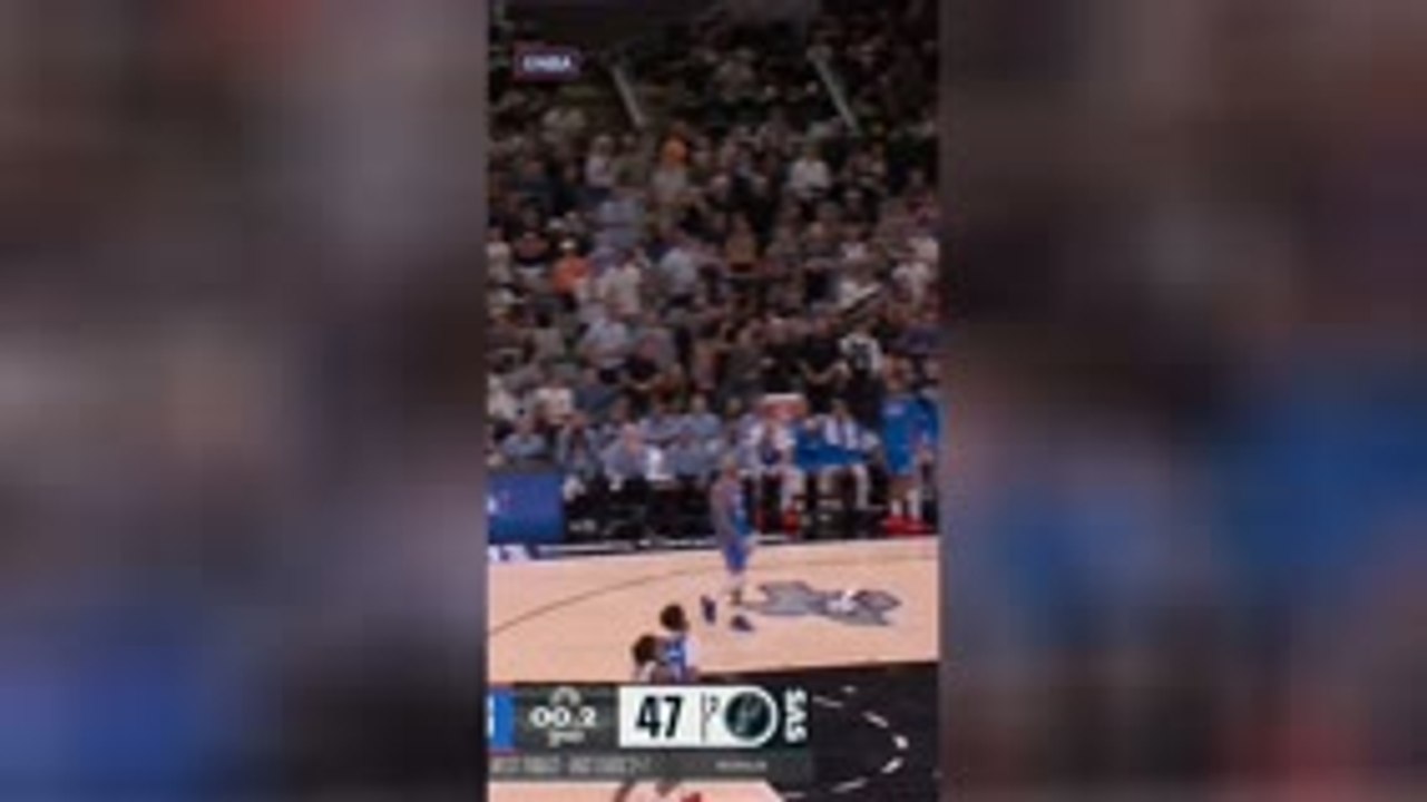 Spurs - Le panier fou de Wembanyama du milieu de terrain sur le buzzer