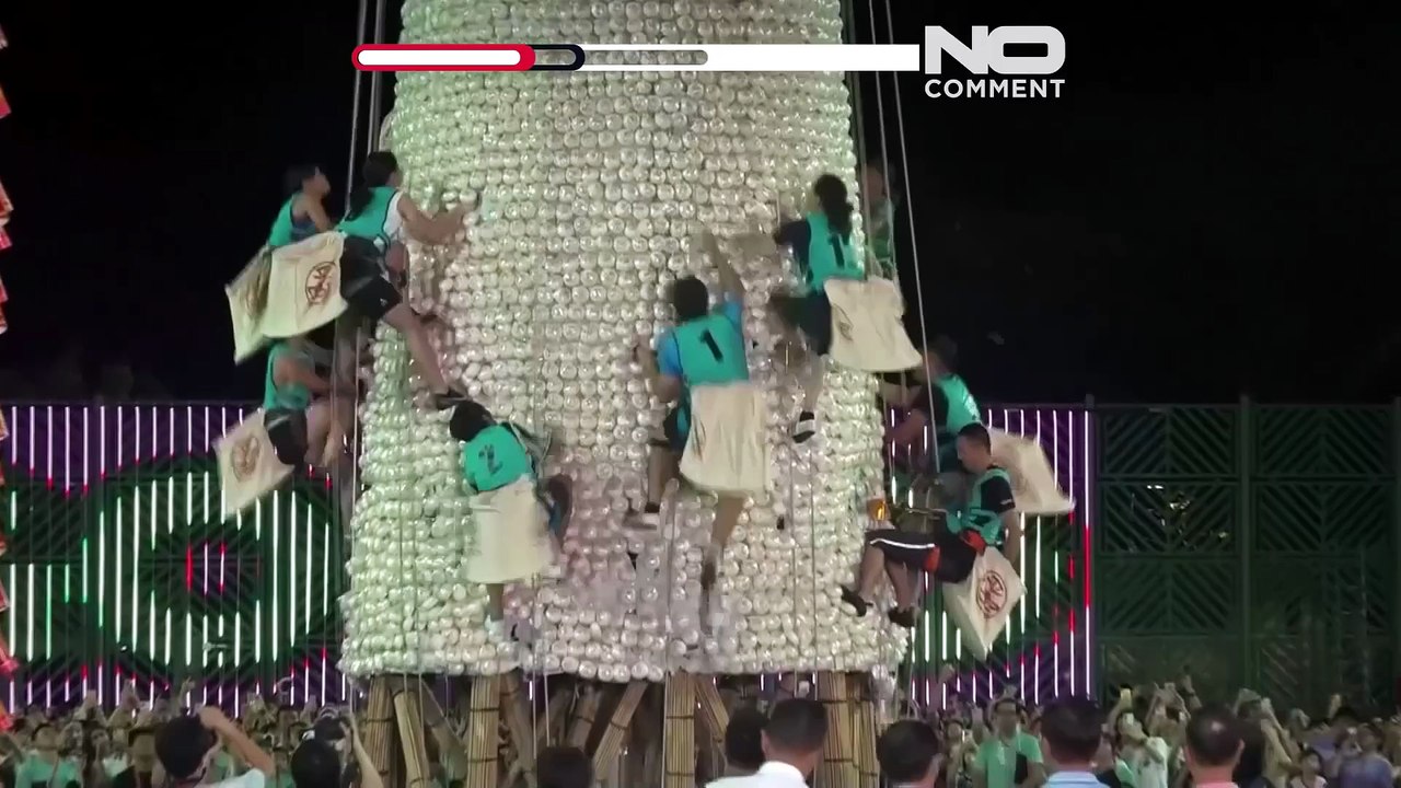 Unos escaladores compiten en una torre de bollos del colorido festival de Hong Kong