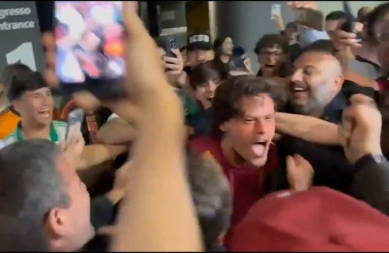 Svilar pazzo di Roma! Che festa coi tifosi a Fiumicino per la qualificazione in Champions League