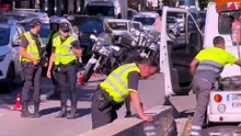 Un coche vuelva en la entrada de un parking de Avenidas y causa un caos monumental en el centro de Palma