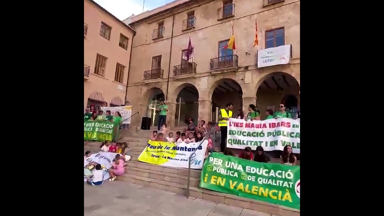 Parlament de Joan Carles Poquet, del Conservatori Professional de Música Tenor Cortis, en la concentració a Dénia per l'educació pública