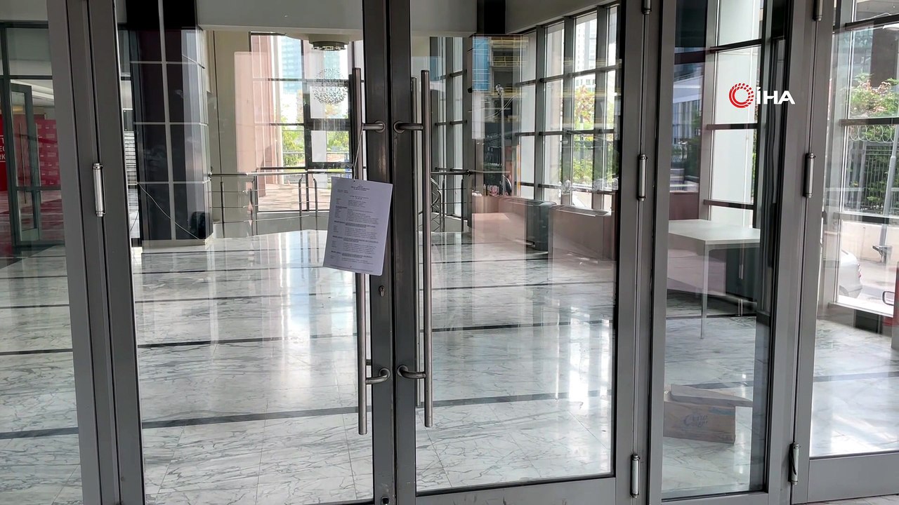 "Mutlak butlan" kararı CHP Genel Merkezi girişine asıldı