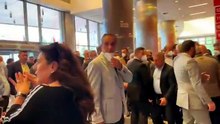 Polislere direnip parti binasını tahrip eden Özel taraftarı böyle sordu! “Sizde utanma yok mu? Burayı nasıl bu hale getirdiniz?”