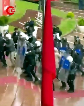 Mahkemenin mutlak butlan kararı sonrasında CHP Genel Merkezi’nin tahliyesi için polisin genel merkeze girdiği anlar