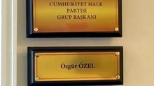 Özgür Özel'in TBMM'deki tabelası değiştirildi