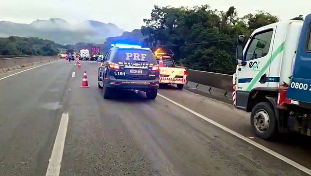 Motorista morre em acidente entre dois carros, caminhão e van na BR-277