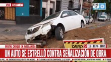 Auto se estrelló contra señalización de obra y terminó destruido
