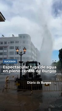 Espectacular fuga de agua en pleno centro de Burgos tras el reventón de una tubería durante unas obras