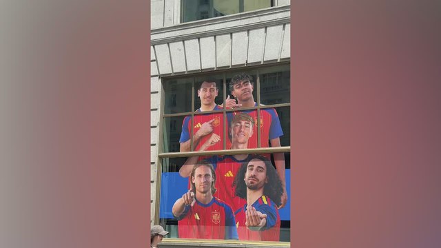 ¡La imagen de la mañana! Dean Huijsen lidera el vinilo de la Selección en el Espacio Telefónica y NO es convocado por De la Fuente para el Mundial 2026!