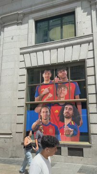 ¡La imagen de la mañana! Dean Huijsen lidera el vinilo de la Selección en el Espacio Telefónica y NO es convocado por De la Fuente para el Mundial 2026!