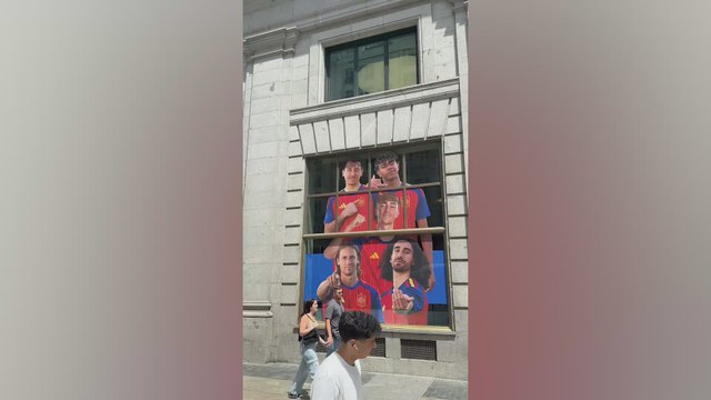 ¡La imagen de la mañana! Dean Huijsen lidera el vinilo de la Selección en el Espacio Telefónica y NO es convocado por De la Fuente para el Mundial 2026!