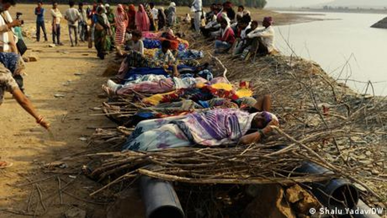Indigene Frauen kämpfen gegen Staudamm in Indien