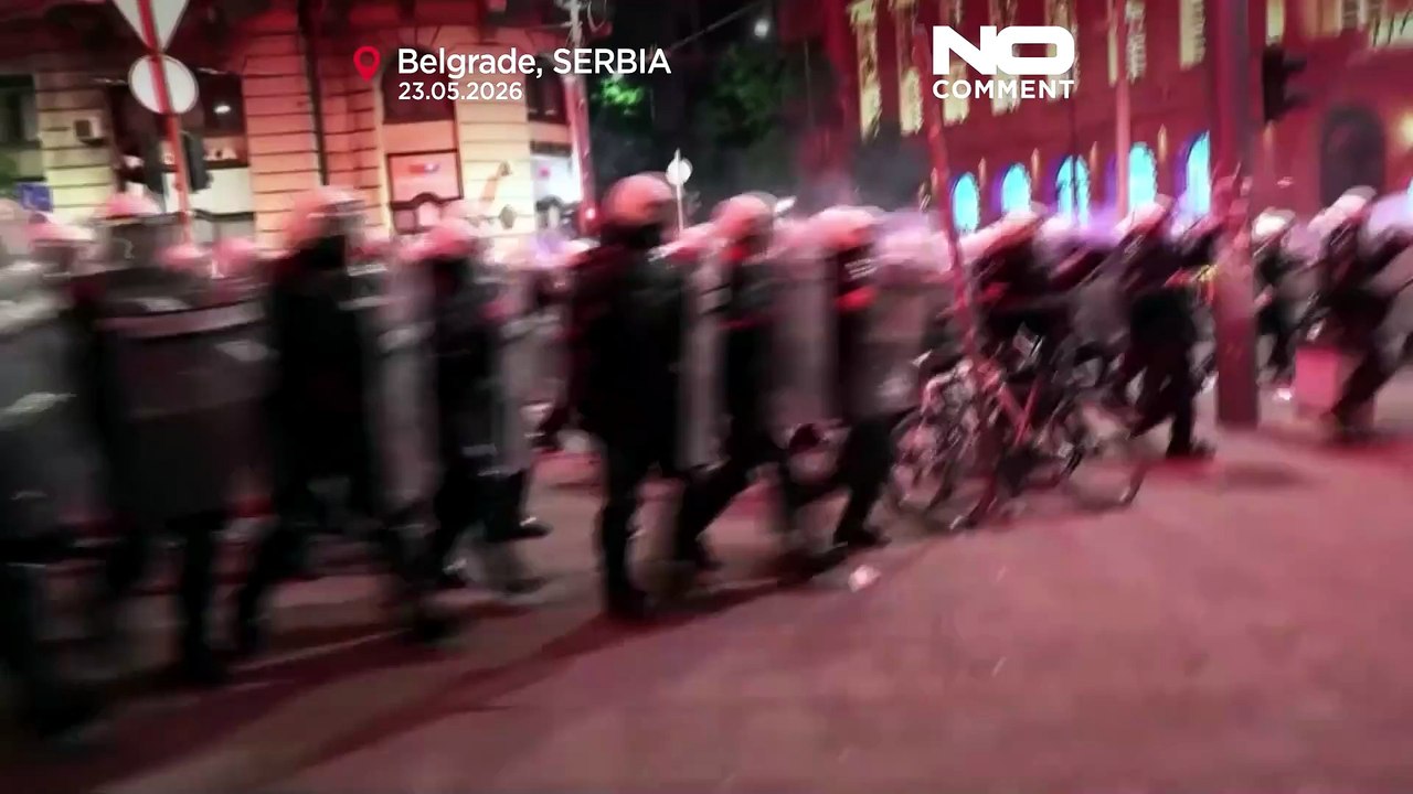 Ξεσπούν βίαιες συγκρούσεις μετά τη μαζική διαδή...