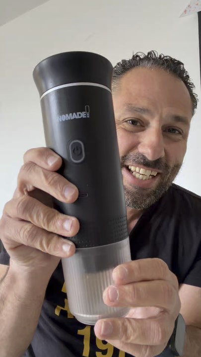 ☕😳 Un espresso partout ?Cette machine portable fait du café n’importe où.💬 Génial ou gadget inutile ?