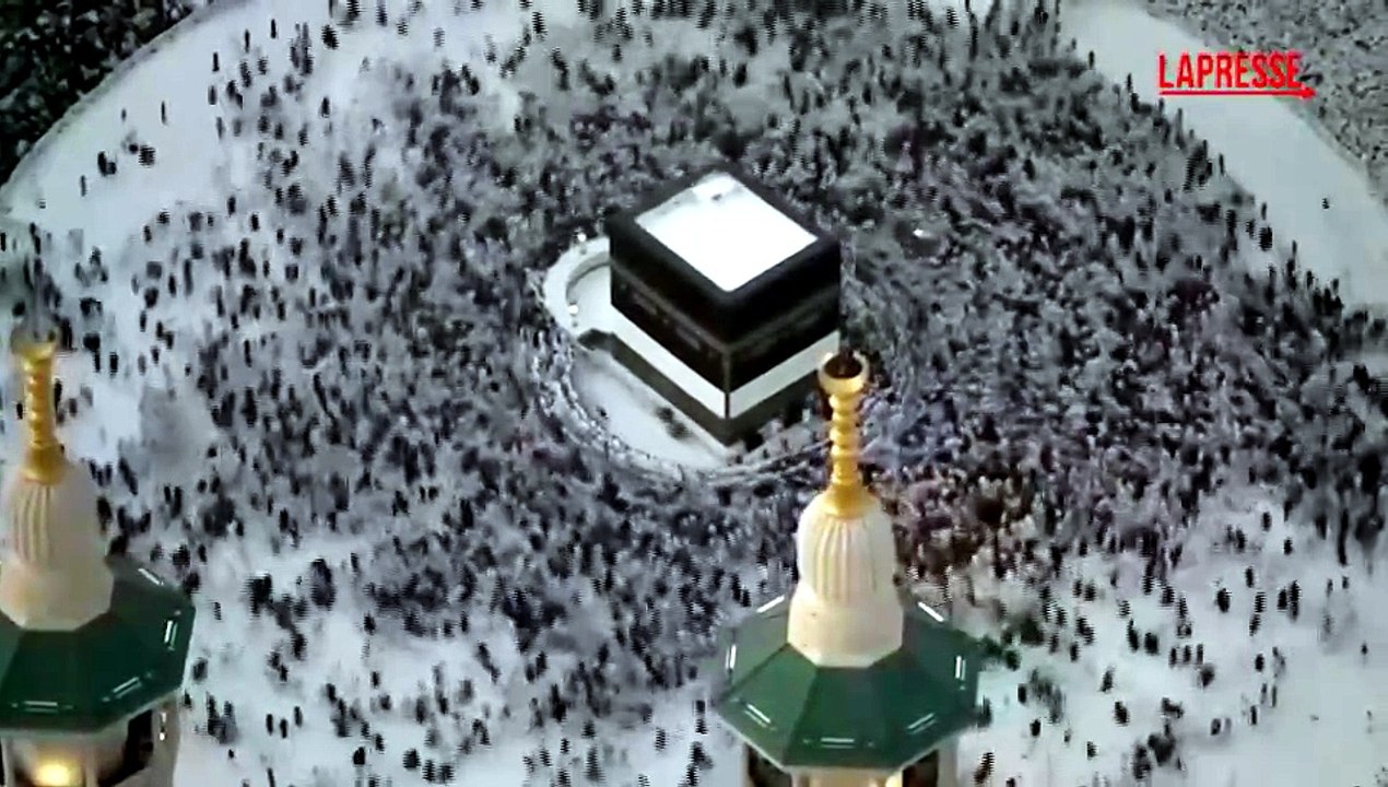 La Mecca, milioni di fedeli musulmani girano attorno alla Kaaba: il video in timelapse