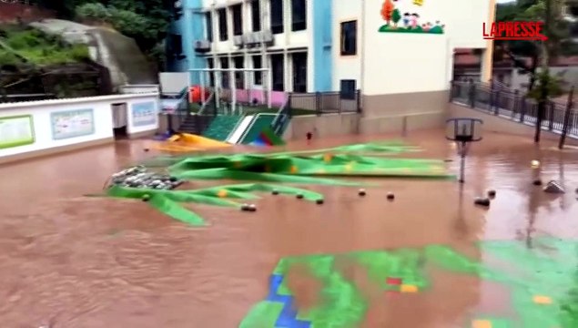 Alluvione in Cina, intere citt? sommerse da acqua e fango