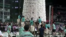 Hong Kong, sfida stravagante: si scala la torre di panini al vapore