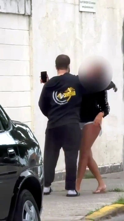 Falso médico é flagrado aplicando injeção em paciente no meio da rua
