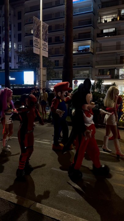 Character parade on La Croisette 🎭✨Superheroes, movie icons, and crazy costumes everywhere.Cannes felt like a giant movie set 🎬