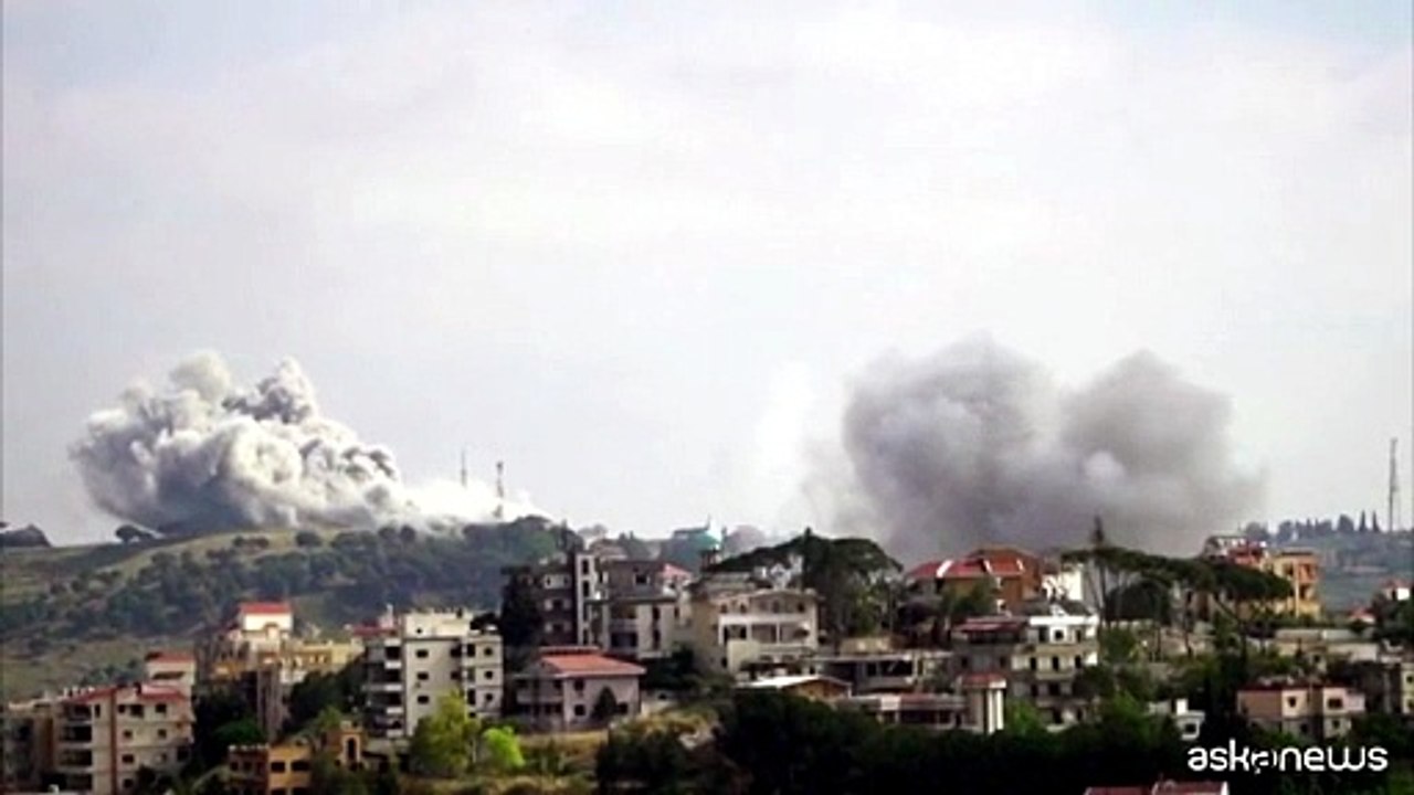 Raid israeliani in Libano, una densa colonna di fumo su Nabatieh