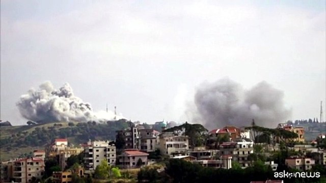 Raid israeliani in Libano, una densa colonna di fumo su Nabatieh