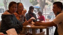 Filipino mom turns into a volcano of joy after realizing that the girl secretly recording her was her returning daughter!