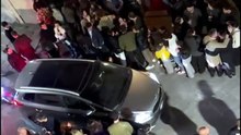 Auto in mezzo alla movida di Firenze, costrette a viaggiare allo slalom per passare