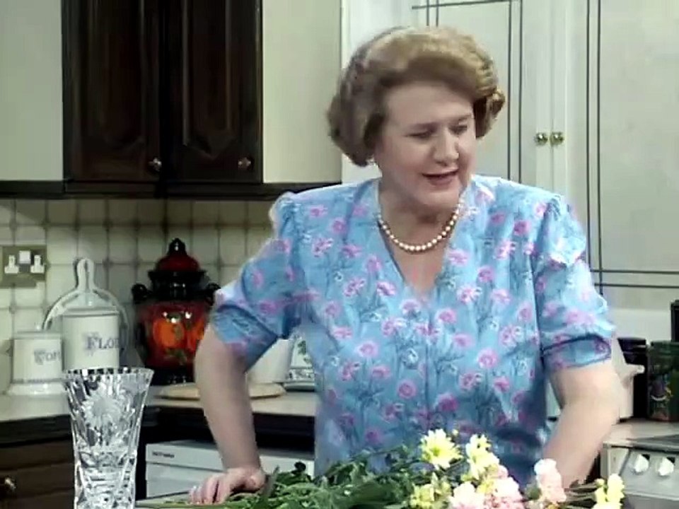 Keeping Up Appearances s04 e03 A Celebrity for the Barbecue