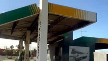 Teto de posto de combustível cede de forma parcial após chuvas em Salvador e preocupa motoristas; assista