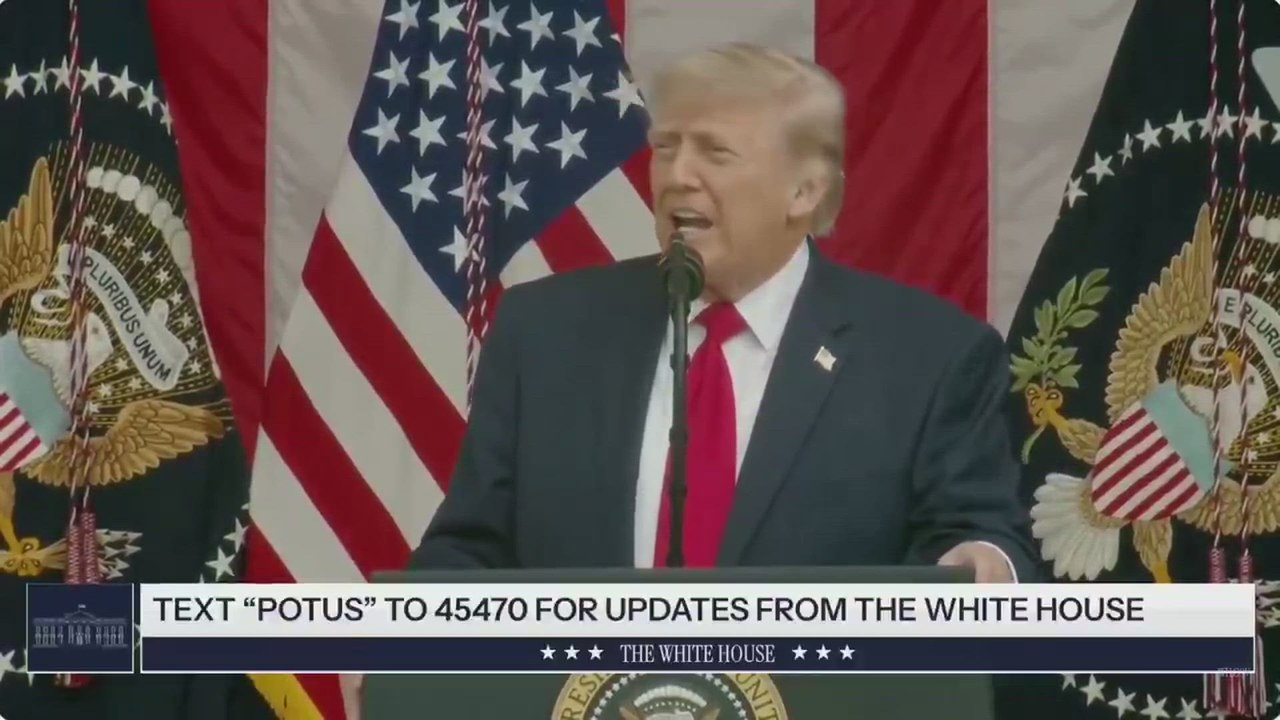 Trump Struggles With the Teleprompter During His Memorial Day Speech — The Moment Everyone Noticed