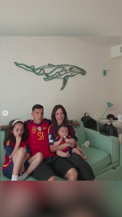 Pedro Porro emocionado con su familia viendo su convocatoria