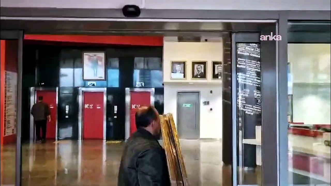 Kemal Kılıçdaroğlu'nun fotoğrafı CHP Genel Merkezi'ne asıldı