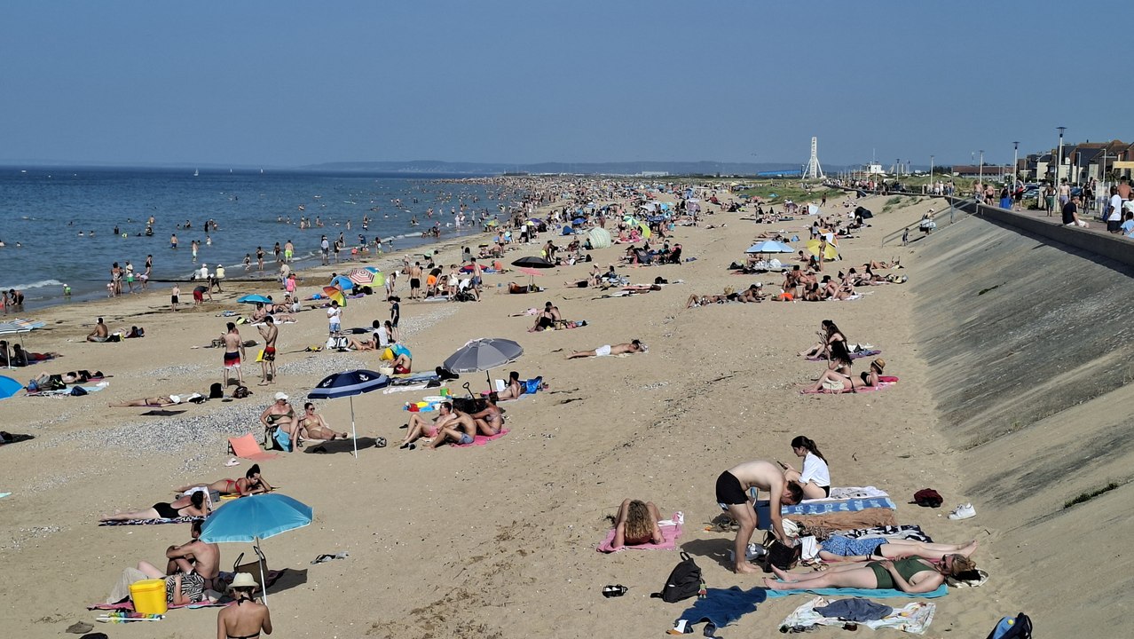 Marée humaine sur les plages de la Côte de Nacre