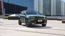 Der neue 2027 Jeep® Avenger - Klassenbeste Offroad-Fähigkeiten gepaart mit Spitzentechnologie für die Straße - Neue LED-Matrix-Scheinwerfer und 360°-Parkansicht