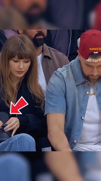 ¿Notaste lo que le dio Taylor a Travis? Taylor Swift y Travis Kelce a pie de cancha en el juego Cavs-Knicks.#fyp #taylorswift #traviskelce #usa #celebrity