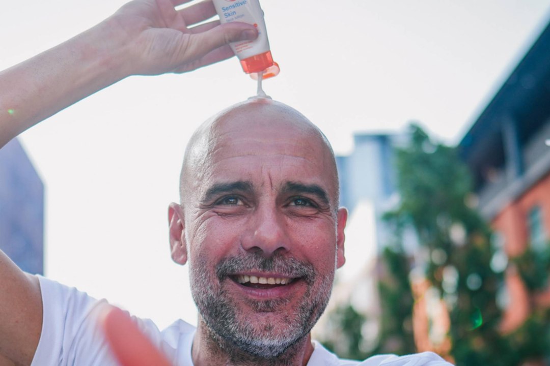 Pep Guardiola recurrió al protector solar en la gran fiesta del Manchester City