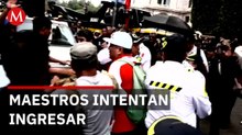 CNTE se enfrenta con policías de CdMx durante intento de ingreso al Zócalo