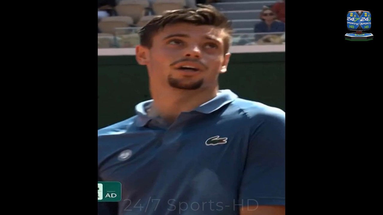 Wild Moment French Open Tennis Star Sprints to the Bathroom Mid-Match after Desperate Plea to Umpire