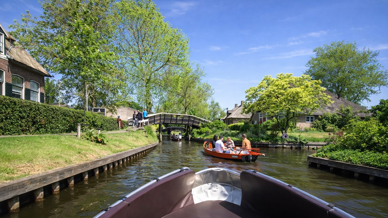 Giethoorn 4K 60fps: Scenic Boat Tour with Ambient Sounds