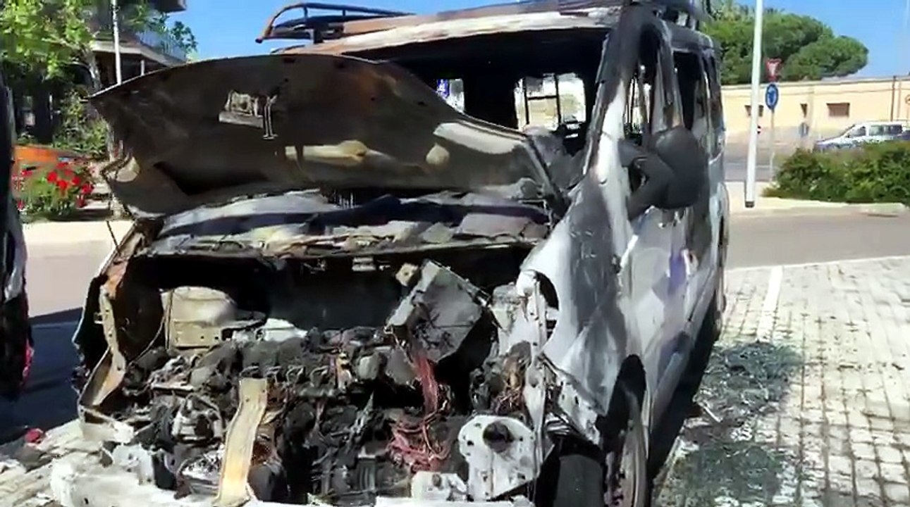 Paura ad Alghero, a fuoco il furgone di due imprenditori: cosa sappiamo