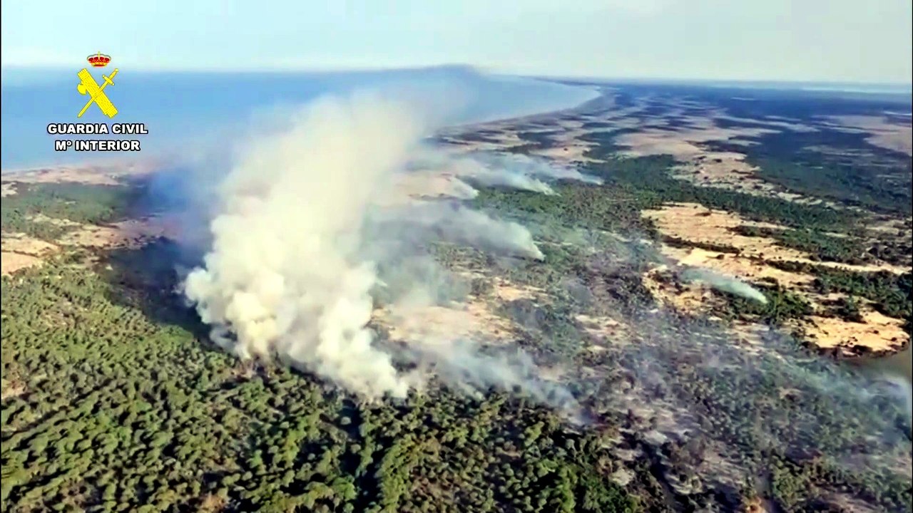 Doñana lucha contra un incendio de 400 hectáreas con varios frentes activos.