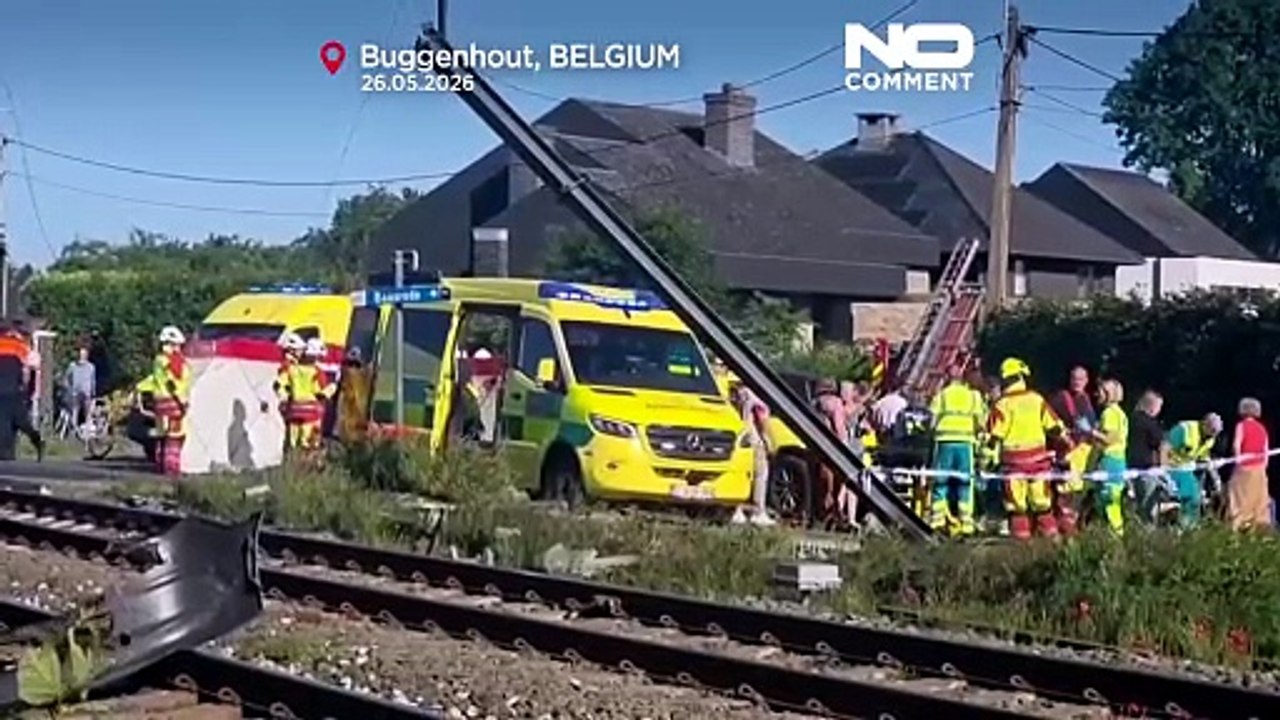 Erste Aufnahmen nach tödlichem Zusammenstoß von Zug und Schulbus in Belgien