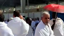 🌊🕋 Depuis La Mecque — pour aider à soulager la chaleur, un moment touchant montre un jeune homme aspergeant d’eau des pèlerins. 💙🙏