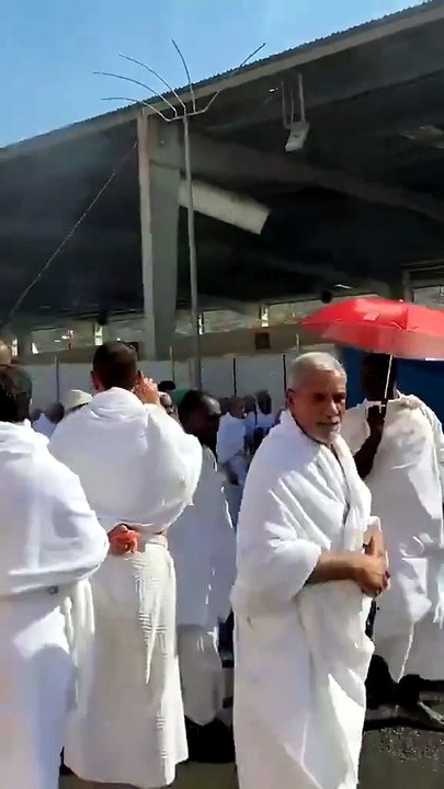 🌊🕋 Depuis La Mecque — pour aider à soulager la chaleur, un moment touchant montre un jeune homme aspergeant d’eau des pèlerins. 💙🙏