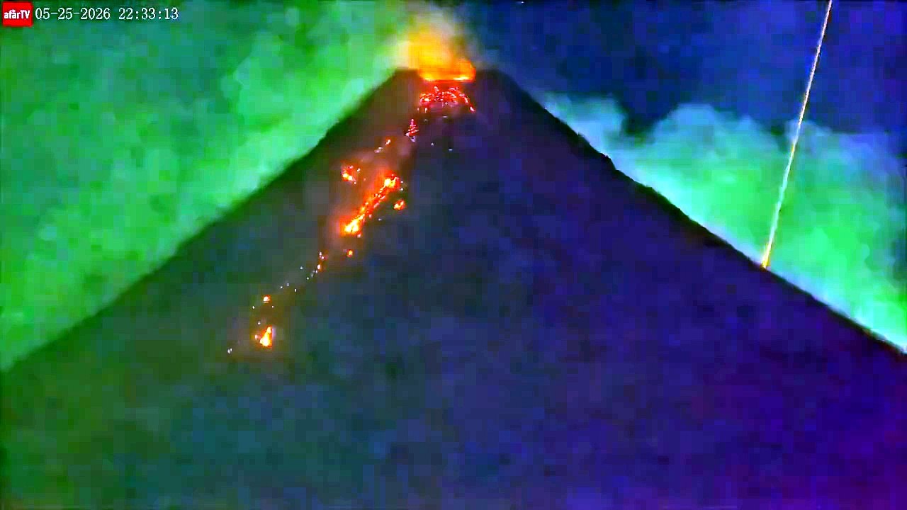 Météore spectaculaire au-dessus d'un volcan en éruption aux Philippines : la vidéo qui fait le buzz