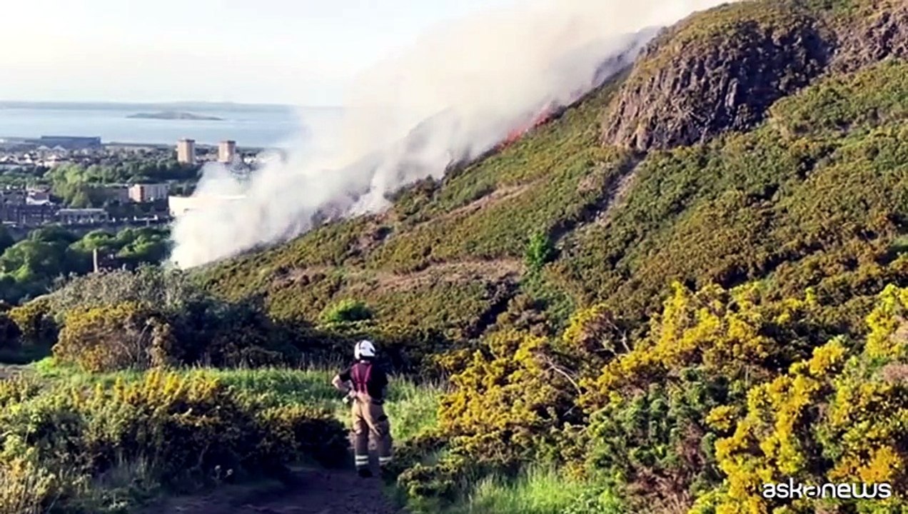 Scozia, incendio a Edimburgo nel giorno del caldo record