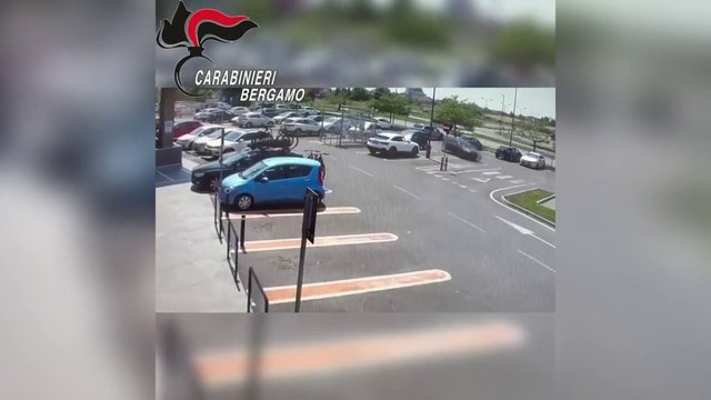 Carvico, uomo ferito da una fiocina: il video dell'aggressione nel parcheggio del supermercato